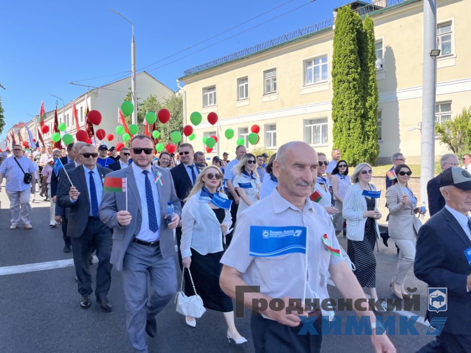 Гродненские химики во время празднования Дня Независимости Республики Беларусь_2025_шествие.jpeg
